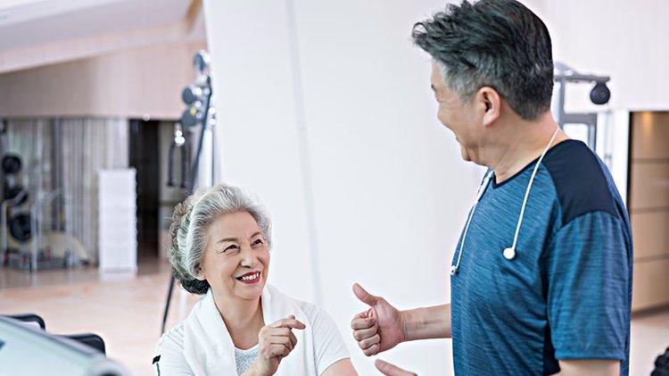 运动|长期静养与天天锻炼的人，谁更长寿？调查36383名老人，给出答案