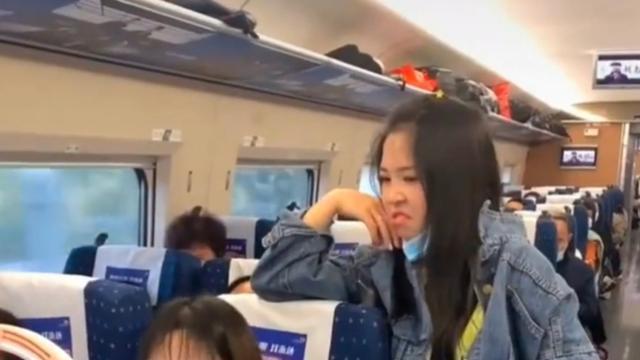 女子火车上自信拍摄，镜头前后判若两人，旁边大姐表情亮了!