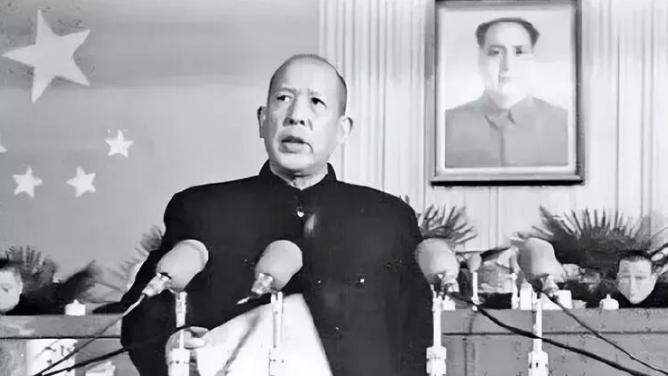 他四次成为毛主席上级，还娶了邓小平前妻，儿子成为副国级领导