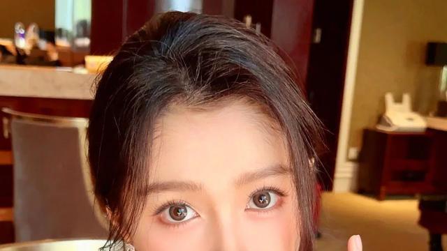 关晓彤参加活动的生图，一字肩白色吊带裙，身材比例太好看了