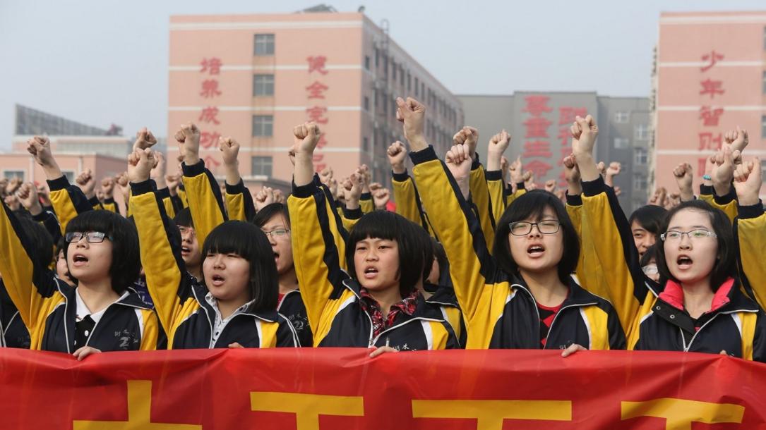 高考“百日誓师”的学生代表，遭到家长嫌弃：真怕我女儿成为这样