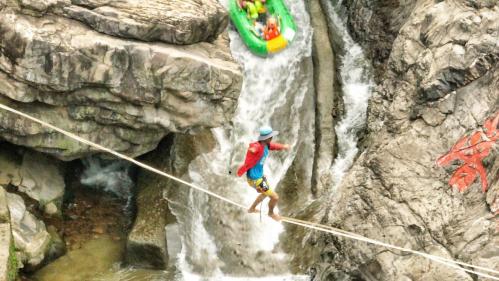 亚洲高空扁带第一人施海林在黄腾峡备战扁带世界杯
