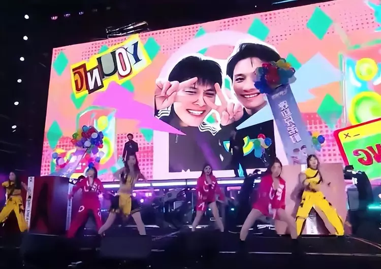 小杨哥3000万演唱会：主持人曾宝仪引争议，多位歌手跑调！