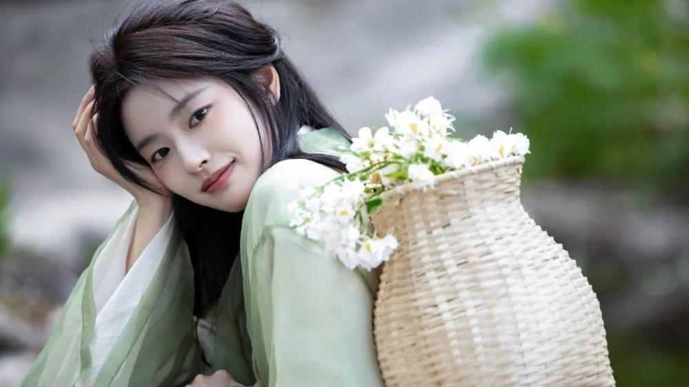 被成龙挖掘出道，5年来一直做女主，因清纯长相被关注