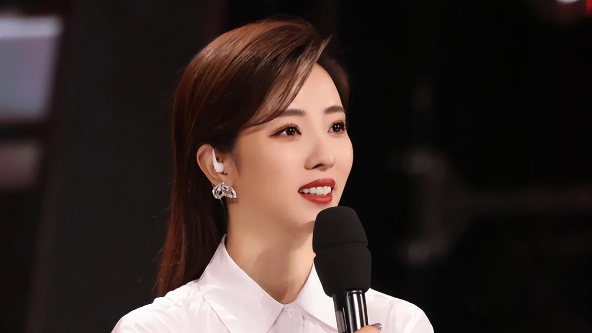 央视一姐李思思官宣辞职！留32字内涵，疑被逼走，小号带货引热议