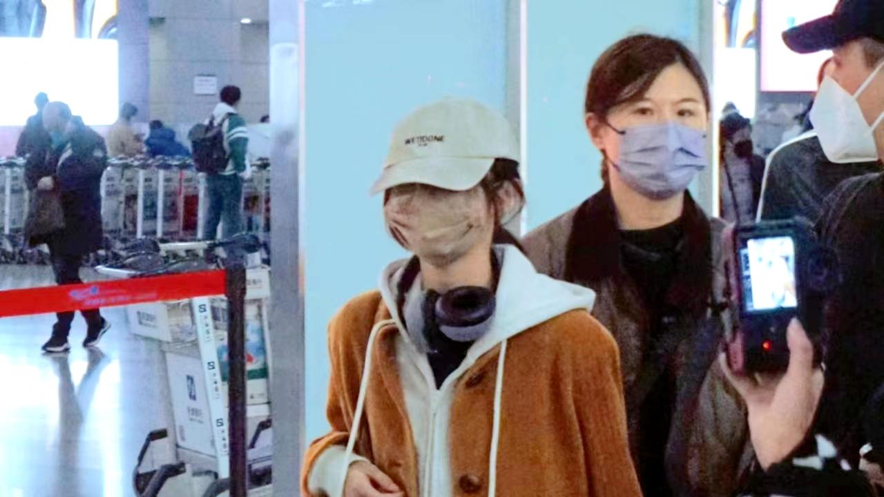 张子枫现身机场，帽衫叠穿毛呢外套，休闲时尚又显个性！