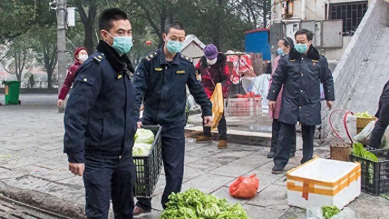 退伍后，我做城管13年，如今月薪3200，战友的评价，让我很受伤！