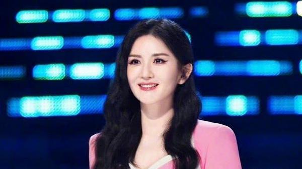 《乘风破浪的姐姐》，谢娜占据了社交媒体上的多个热搜词条，引来网友一阵热议