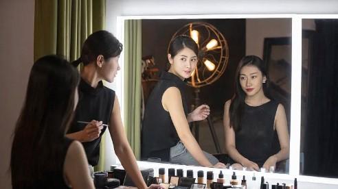 我瞒着顶流老公生了个娃，却想不到我们仨会进同一个剧组……