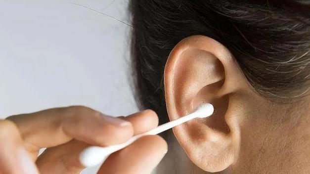 医生提醒：耳朵里面经常痒，可能是这4种病的表现，最好上点心
