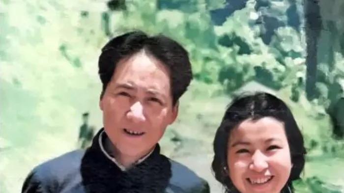 1939年，毛主席和曾志的合影，注意看两人站姿，一看就是老朋友了