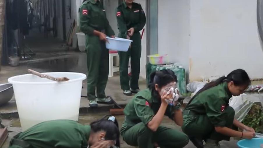 实拍缅北同盟军女兵，个个清纯秀美！缝制军服男兵穿了冲力十足