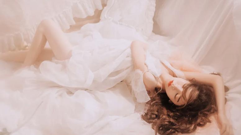 我爱了他七年，他却在我们的婚礼上，把我送进精神病院，只因白月光的一句话……