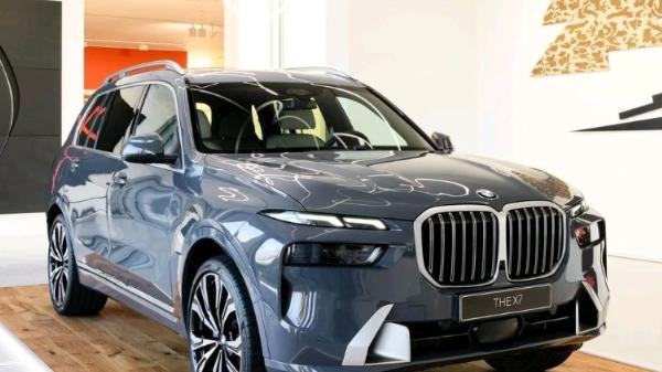 宝马X7外观设计优雅，惊艳室内，和高品质的驾驶感