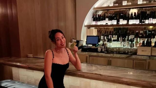 郎平爱徒美国炫富！穿比基尼滑雪，嫁大16岁美国老公后，性情大变