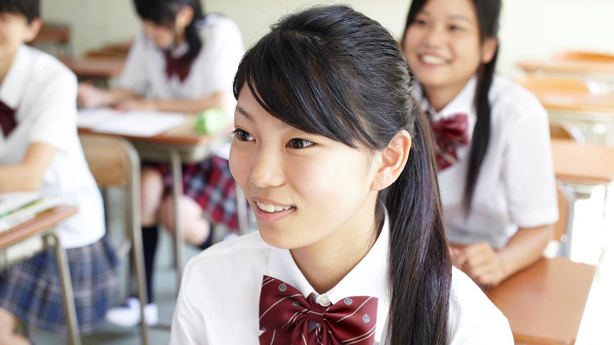 上课清纯下课成熟，女高中生穿搭引热议，父母：并不影响学业