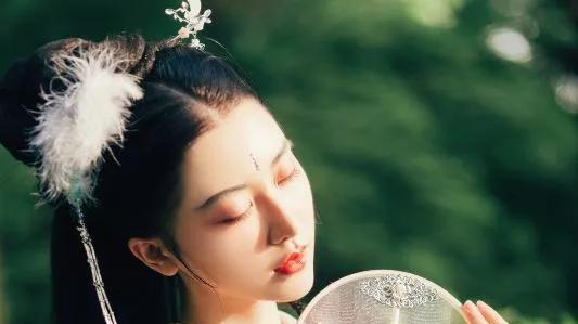 成亲后，她从青梅变成我的妻子，即便如此她私会青楼头牌的事还是闹得全城皆知....