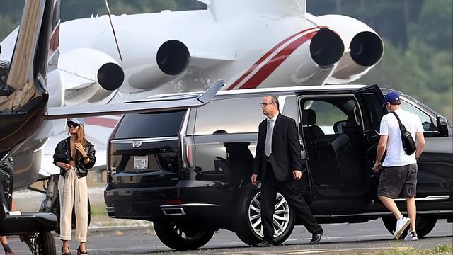 48岁莱昂纳多·迪卡普里奥再被发现，与神秘女子在汉普顿现身