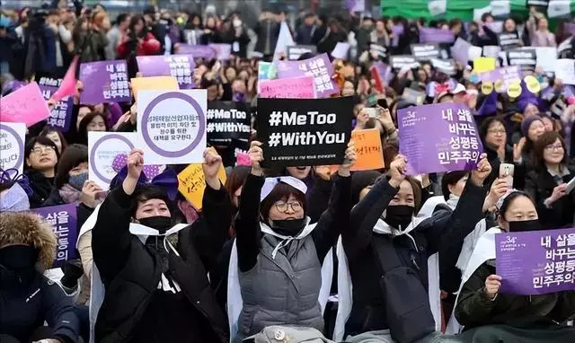女权到底是什么：韩国男女为此乱斗30年，日本女职员只想当娼妓？