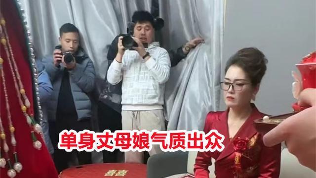 广东一婚礼现场，单身的丈母娘成为全场焦点：大女主气质令人着迷