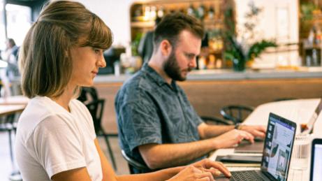 家里的长辈死了，弟弟妹妹怎么分担？