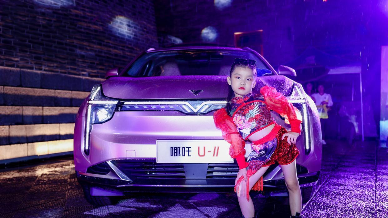中国童模张雅文受邀参加哪吒汽车五周年庆典新品发布会