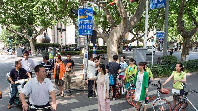 取消“礼让行人”或将落实，车主纷纷表示支持，规则从非妄为之地