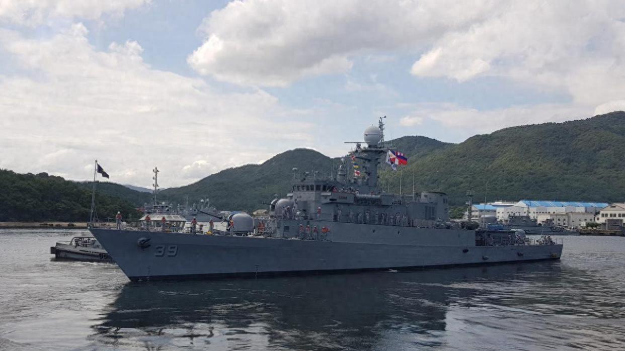 菲军舰主动送上门，解放军在黄岩岛抓住机会，给了菲方一个教训