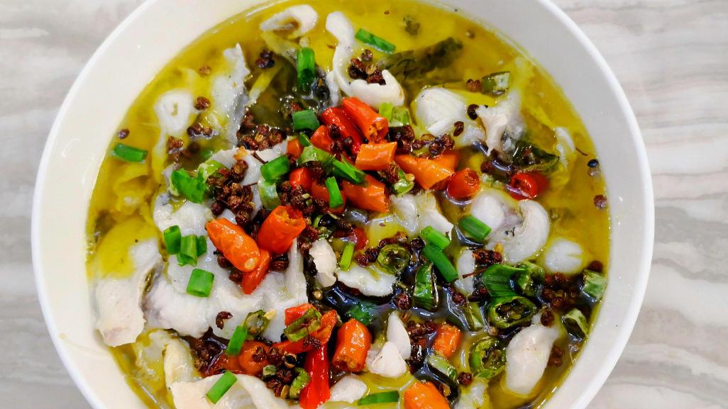 这样做出来的麻辣酸菜鱼，肉质滑嫩，酸辣过瘾