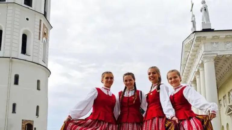 马克龙回国后先说了一句话，注意三大迹象，中欧关系风向变了？