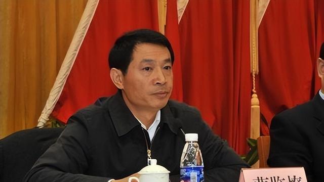 广东戏精镇长贪腐八千万，私下包养11位貌美情人，分手费高达千万