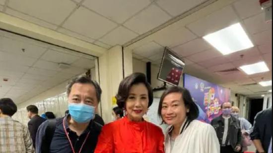 汪明荃越老越“妖”，柠檬片连衣裙配塑料靴，年轻人都不敢这么穿