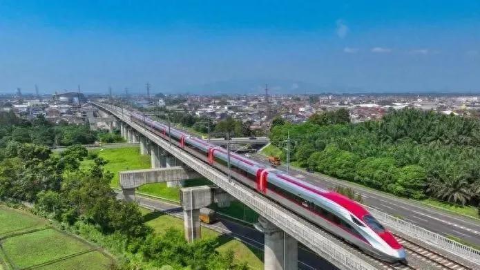 印尼真不是一般的精！雅万高铁乘客爆满，如今想让中国修延长线！