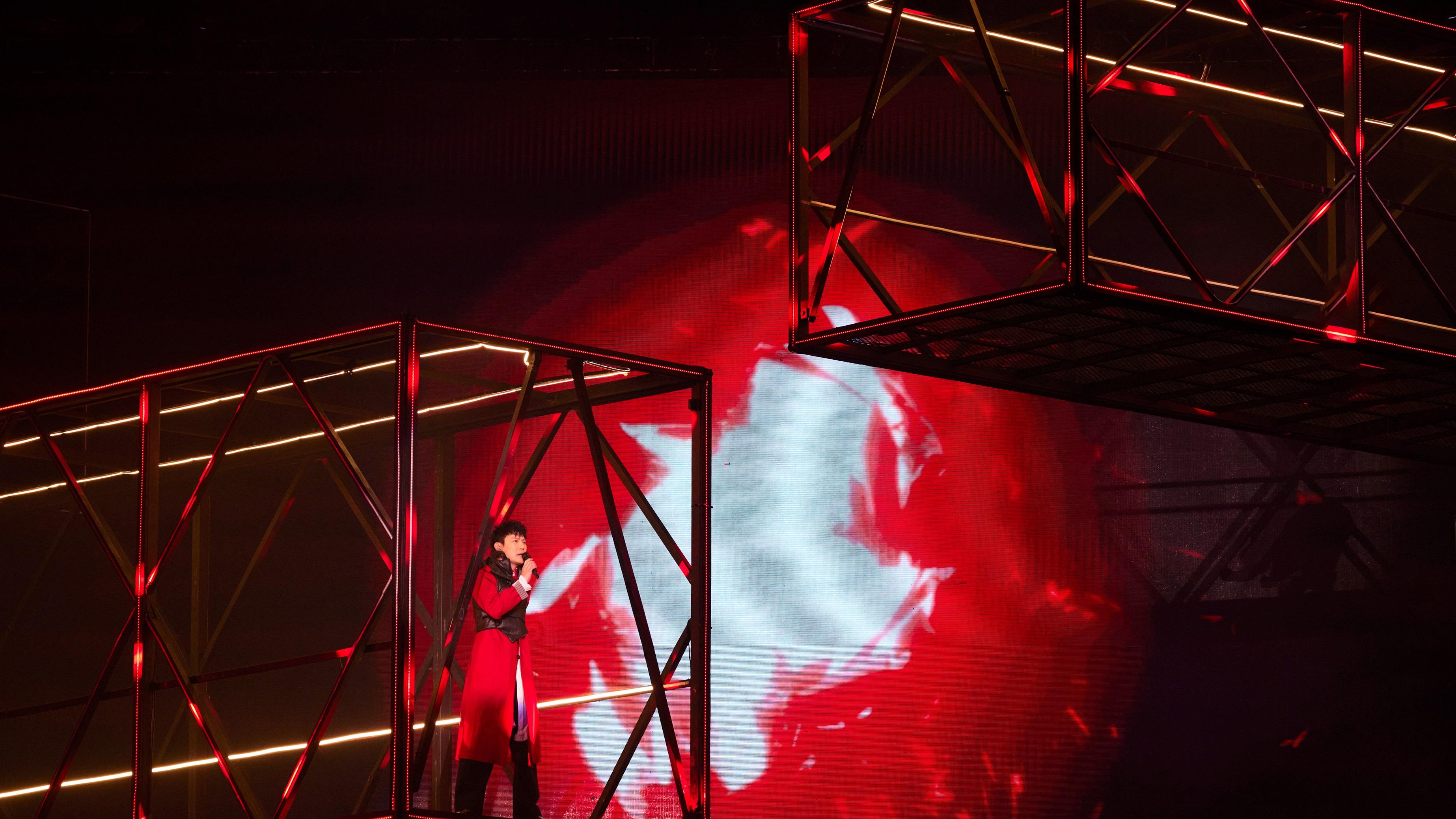 张信哲未来式2.0长沙开唱，大胆尝试黑色蕾丝服装惊艳众人