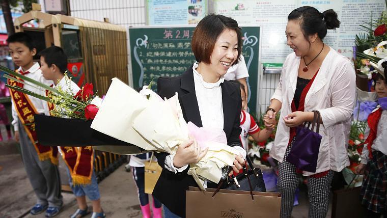 家长送礼7千想学生当班长，班主任说“看你家娃就烦”，已被停职