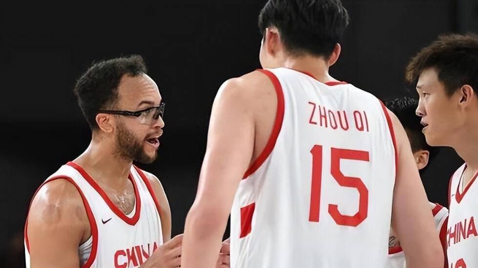 方硕确认离队，球迷改变对其称呼，释放的信号中国男篮要细品
