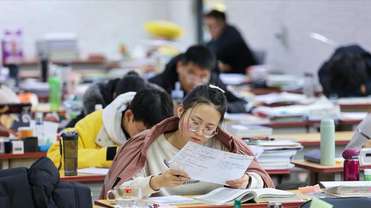 “弃考率”最高一的年，揭露考研现场真实情况