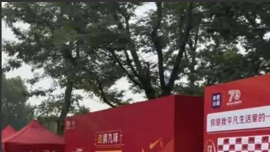 央视撒贝宁领跑马拉松遭质疑，大叔冲场求合影被阻，网友为他好