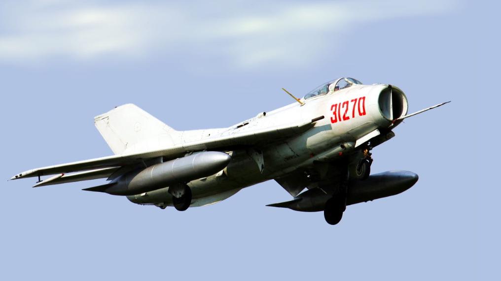 印巴两场空战对决，让歼-6名声大噪，美国疑惑：这是什么飞机？