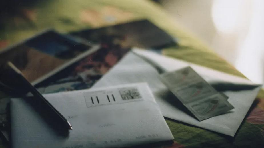 曾经他为了保护我而跟三个小混混厮打，后来我死在了回家抓奸的路上，那个说会永远爱我的少年，也不存在了