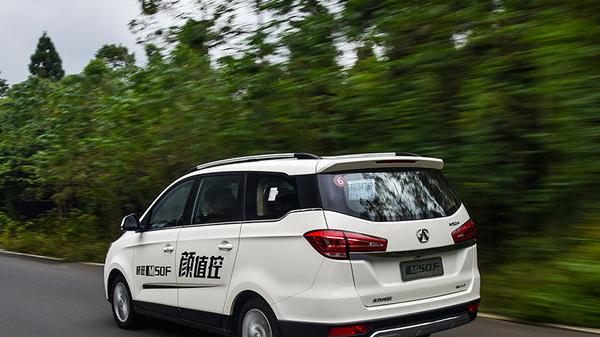 北汽威旺M50F，内饰十分具有特色，作为家庭汽车很实用