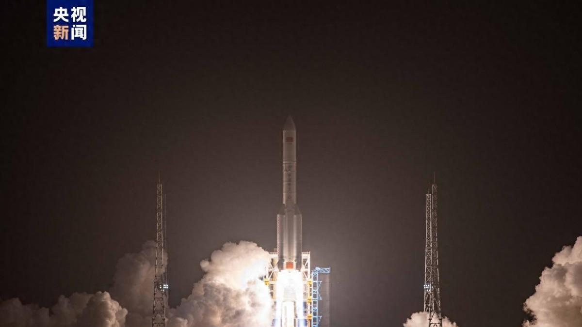 中美同时发射火箭？美太空军高官暗示：中国想捕捉美国空天战机！