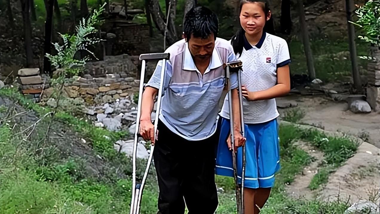 1990年，重庆36岁光棍捡到女弃婴，相依为命28年，她怎么报答？