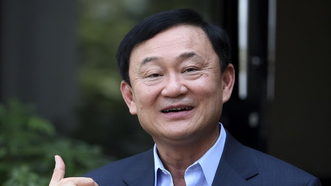 泰国上演反常一幕，明知警方蹲点，他信执意回国，刚下飞机就被抓