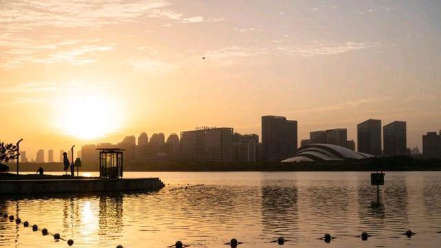 安徽唯一的“特大城市”，面积比安庆、宣城小，人口将近1000万