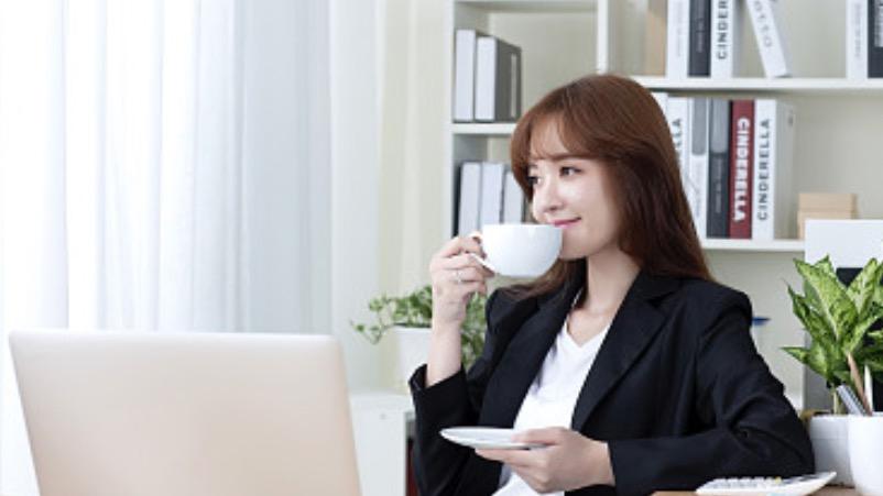 我与男友和白月光，3人穿书霸总文，我成了男友的妈，白月光成了男友的爹……