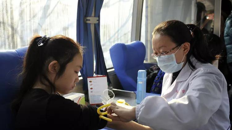 细思极恐！学校瞒着家长组织学生验血，众多家长质疑别有用心