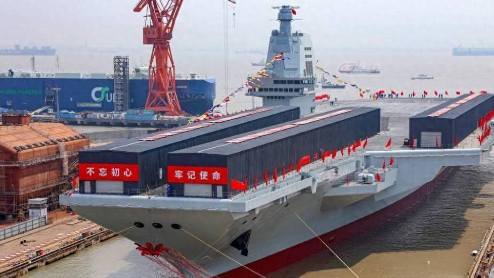 完成弹射测试后，福建舰甲板又出现战斗机模型，要走进隐身时代了