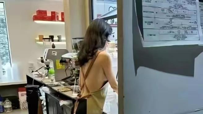 广州，咖啡店女店员只穿围裙和一条安全裤工作，整个背部全裸