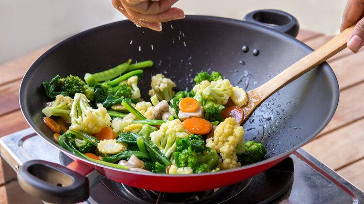 听一句劝：高血压不想脑出血，4种食物要少碰，再馋都要忍住
